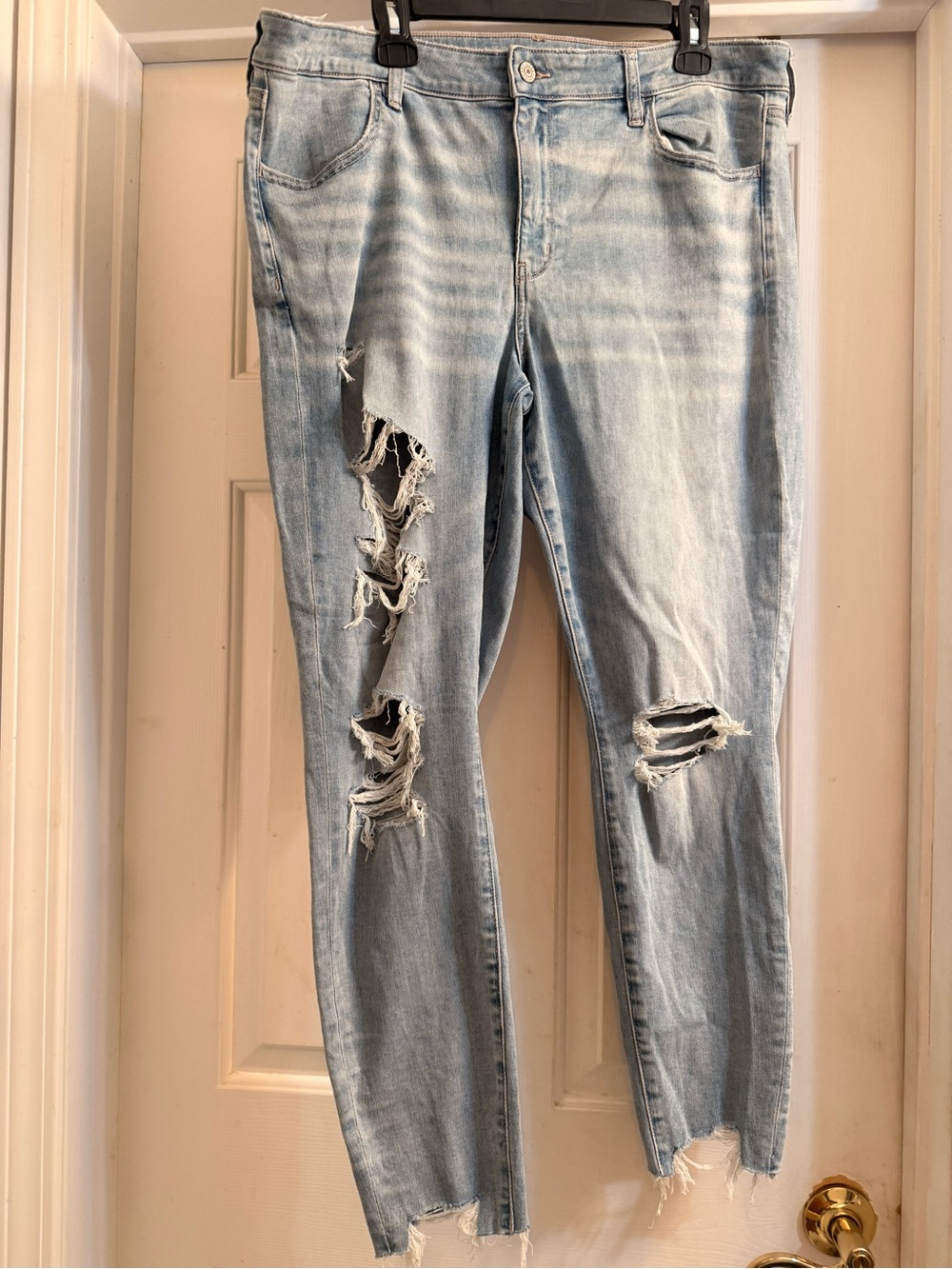 American Eagle Outfitters Light Blue Distressed Skinny Jeans